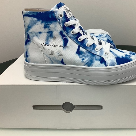 Calvin Klein - Picture 1 of 4